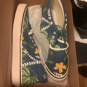 NWOT Mens Chukka Vans Sneakers Aloha